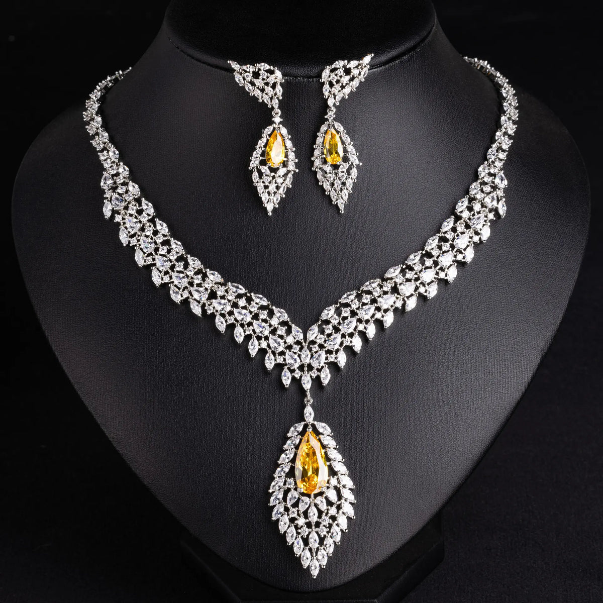 Parure boucles d'oreilles et collier ailes en zircon de luxe