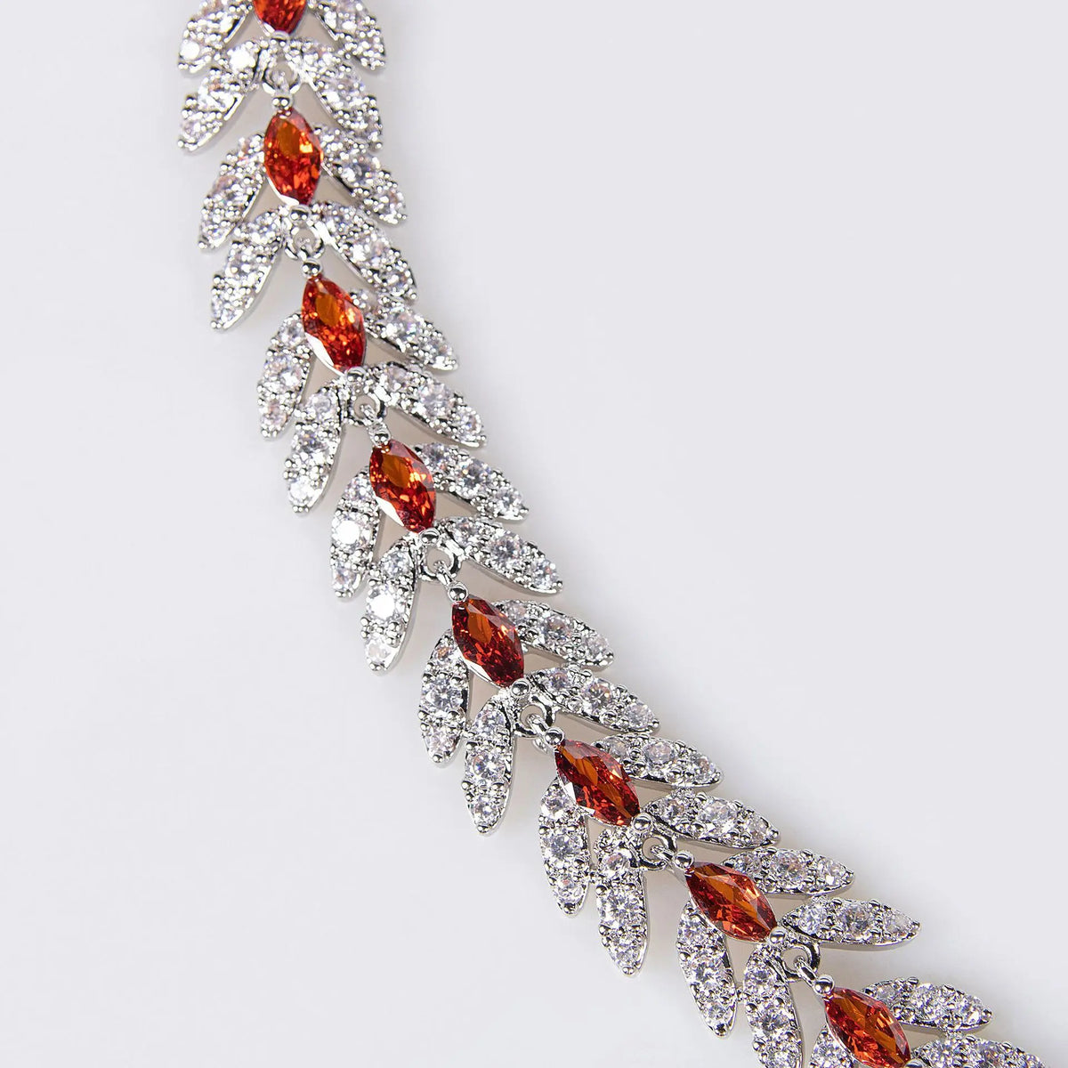 Parure de bijoux de luxe en cristal rouge feuille – Collier et boucles d'oreilles étincelants pour événements formels