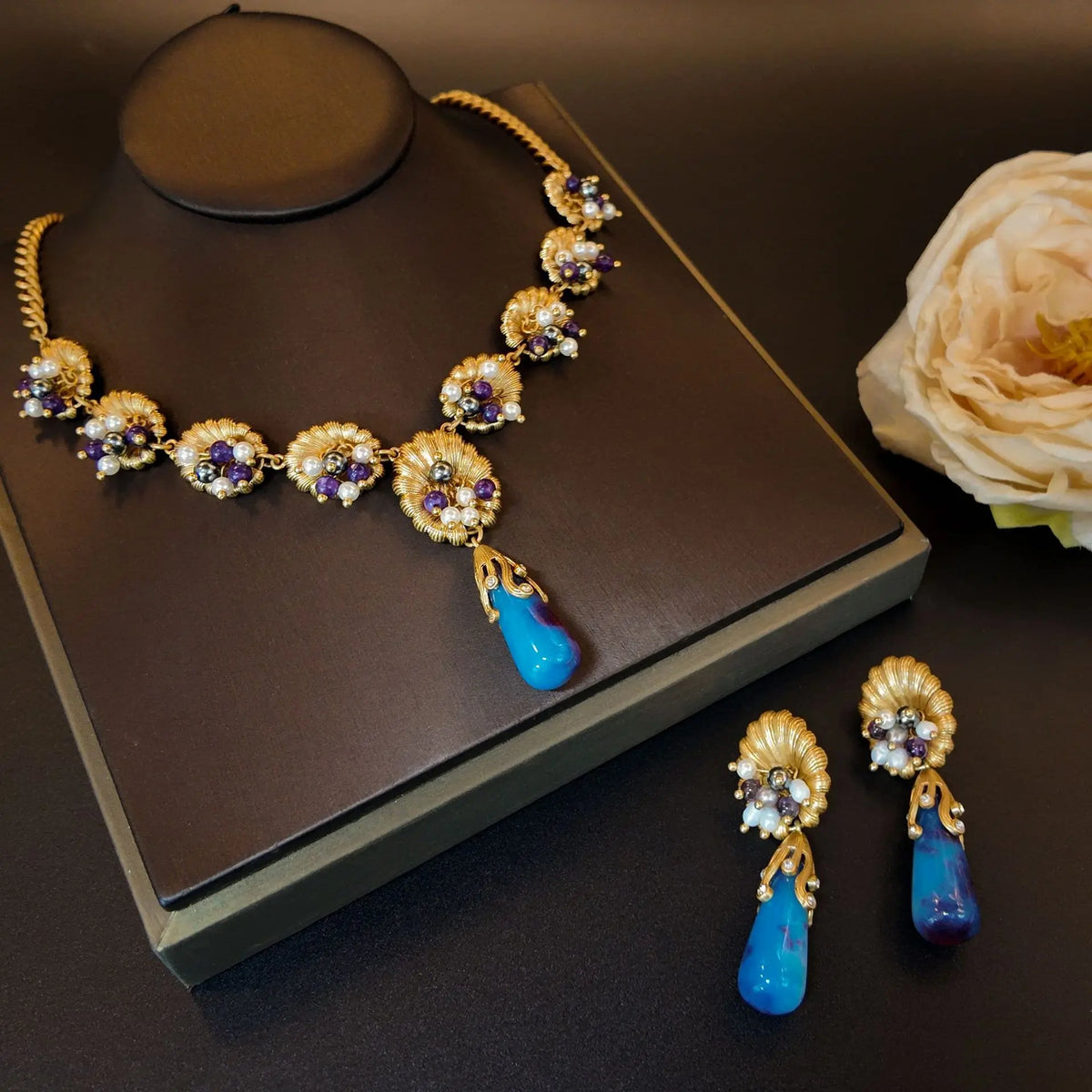 Ensemble collier et boucles d'oreilles clous pendentifs fleur étamine perle d'eau douce