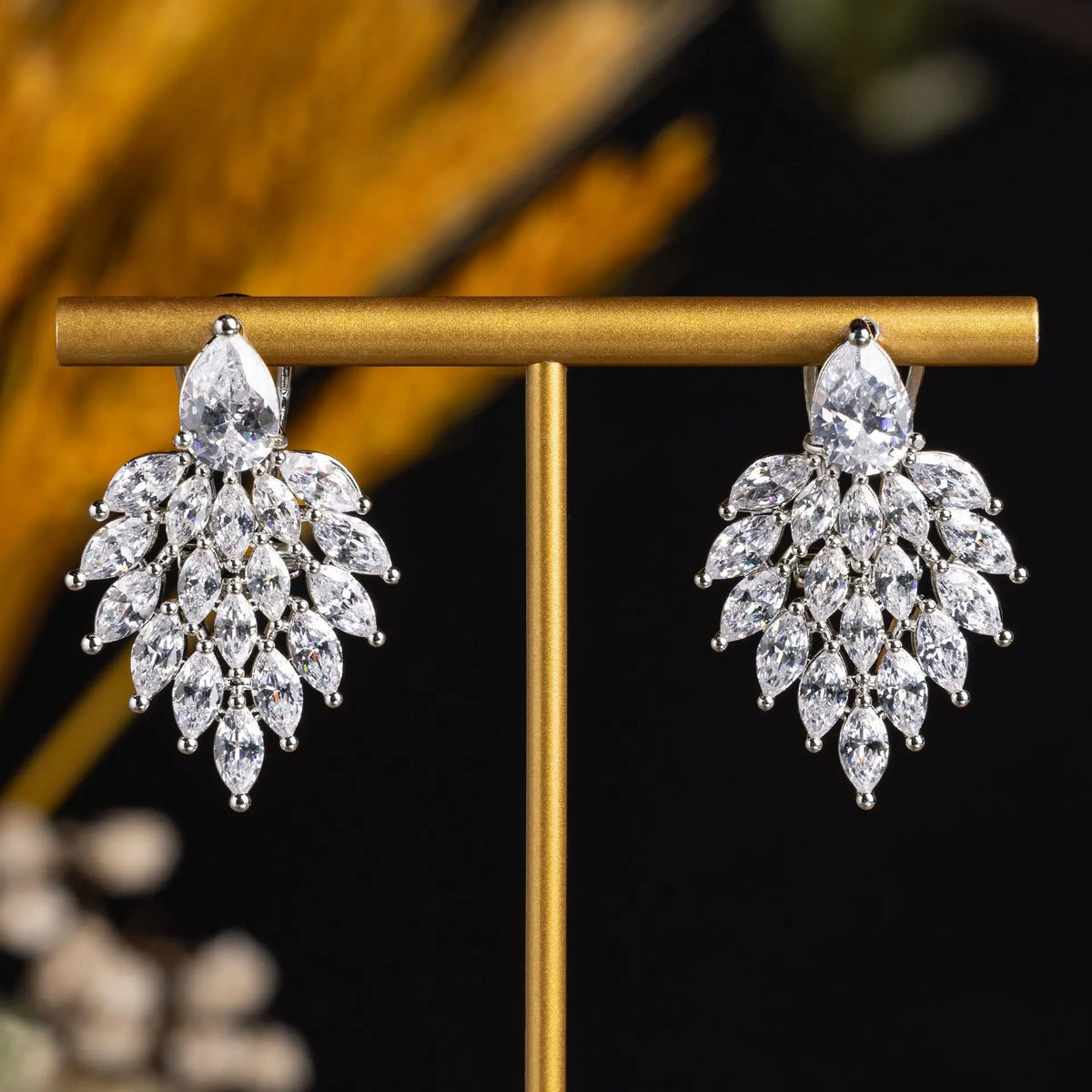 Boucles d'oreilles rubis rouge éclatant avec cristaux marquise scintillants