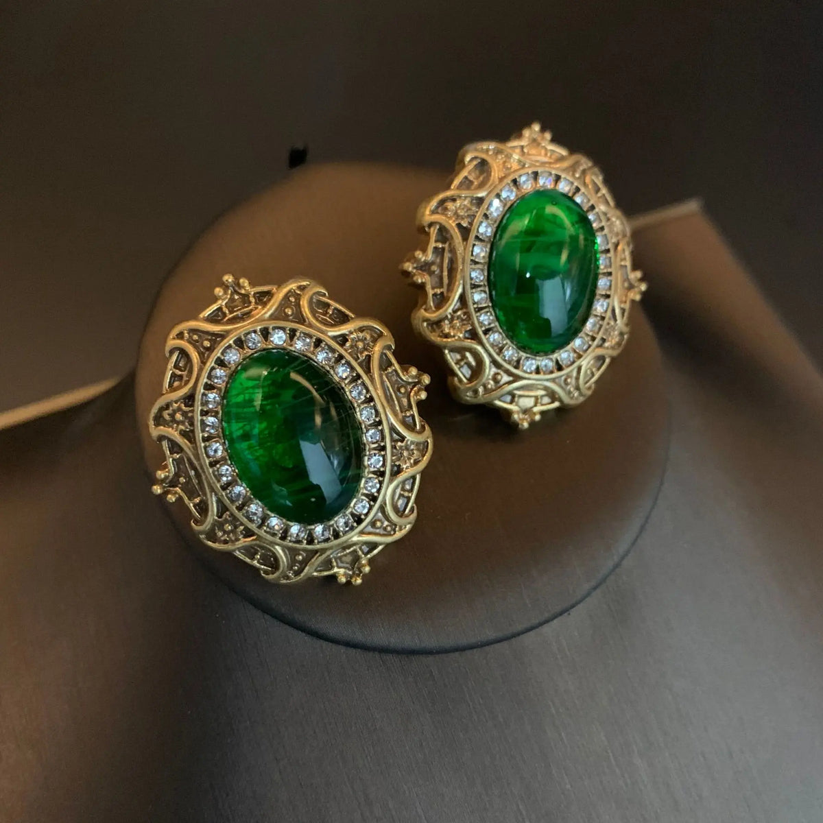 Vieilles boucles d'oreilles vintage en résine verte