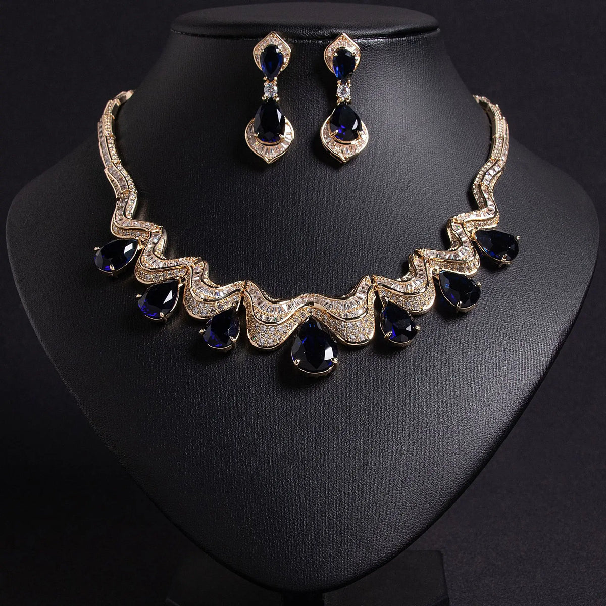 Parure de collier plastron élégante avec cristaux d'émeraude et vagues