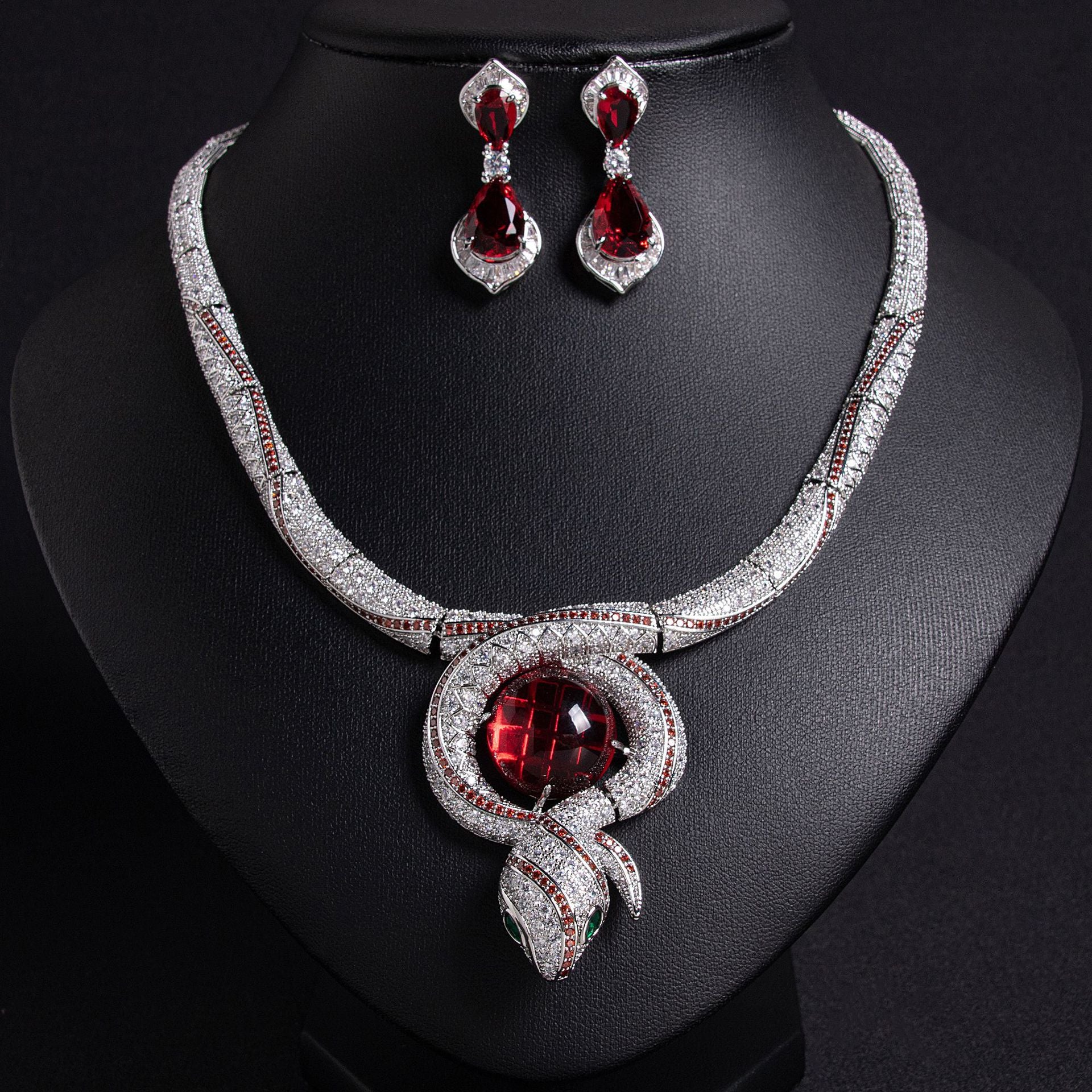 High temperament jewelry snake diamond necklace retro atmosphere light luxury style collarbone chain new women