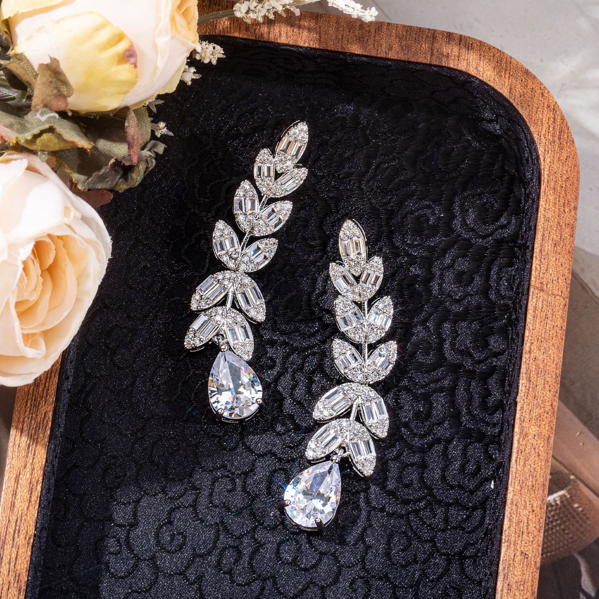 Boucles d'oreilles simples en opale avec pampilles et tige en argent 925