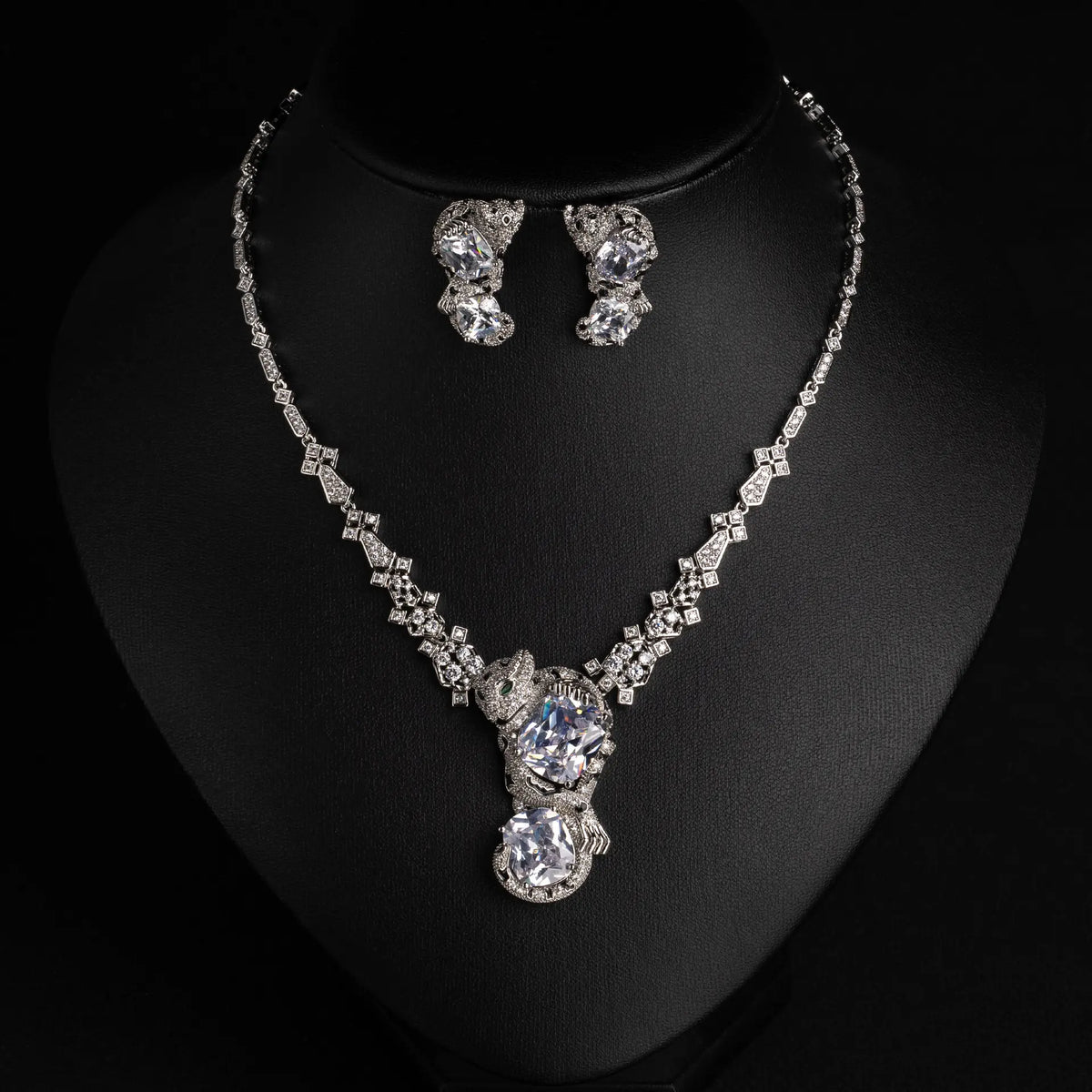 Luxury Emerald Green Leopard Necklace Set for Women – Vintage Statement Jewelry with Matching Earrings