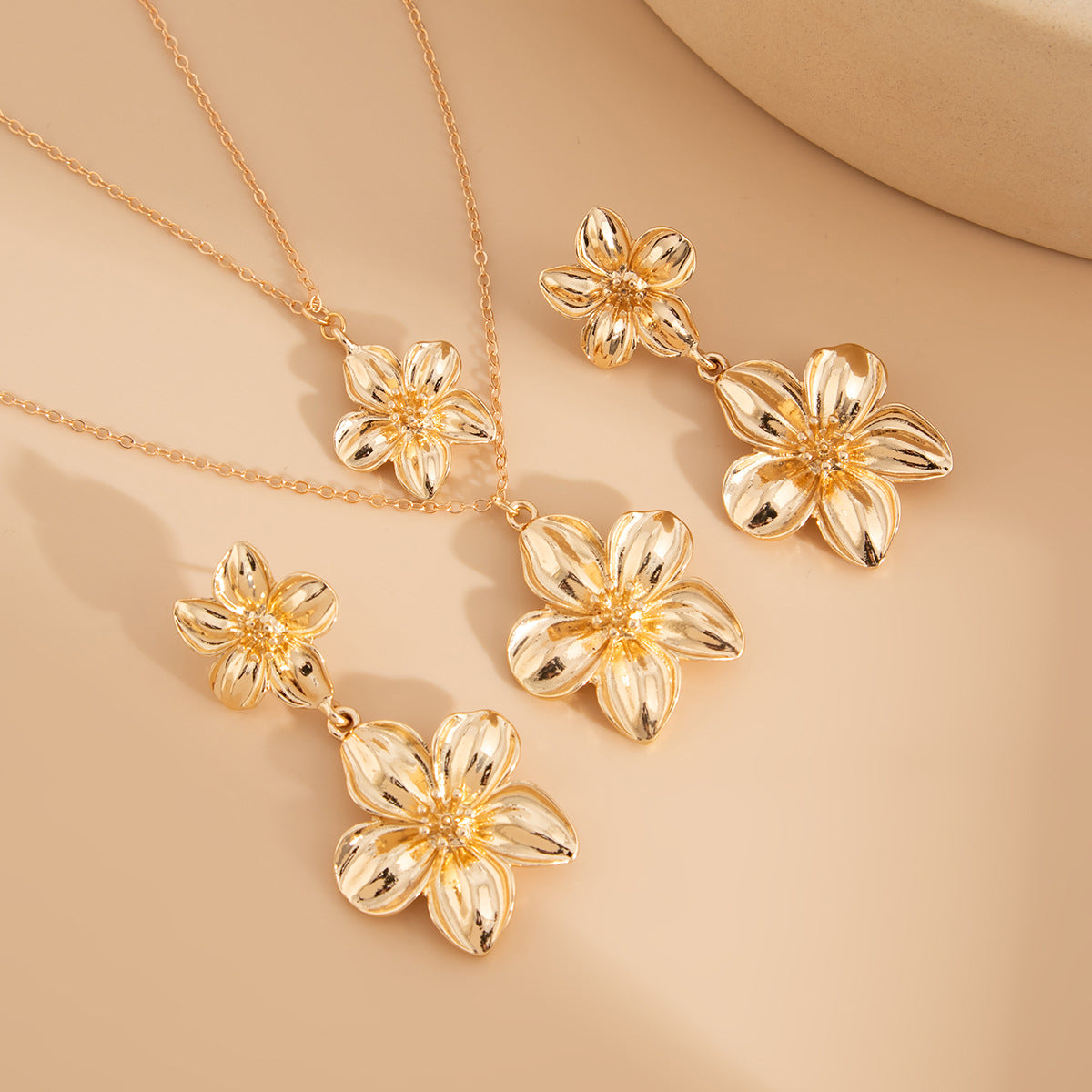 French double flower pendant necklace
