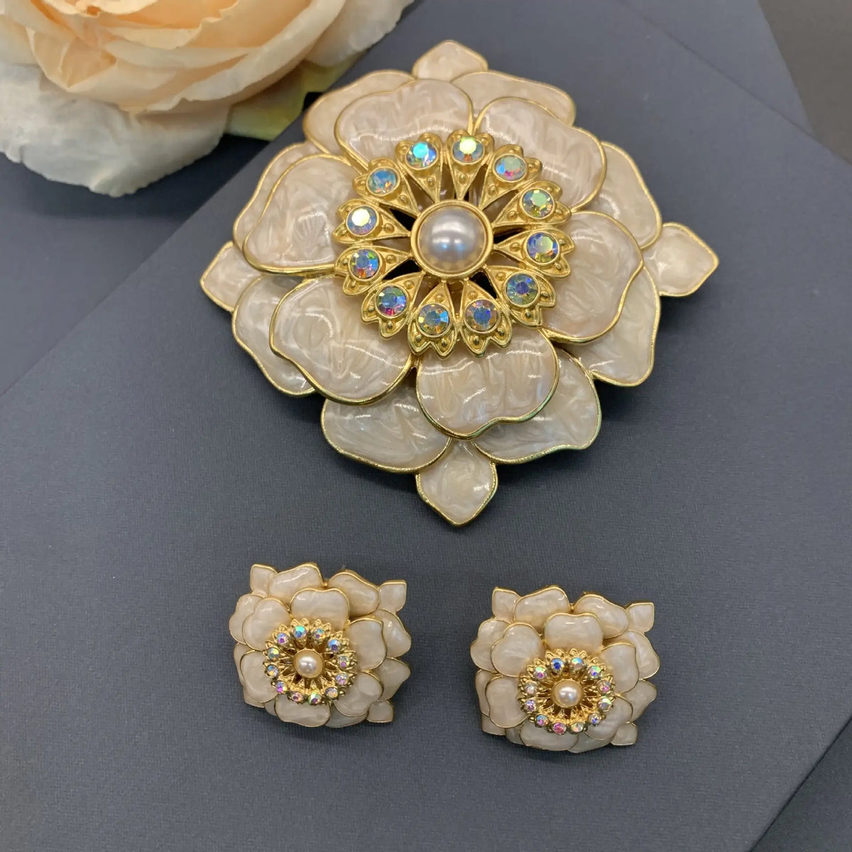 Boucles d'oreilles broche en forme de pétale tridimensionnel à trois couches en émail rétro de cour française