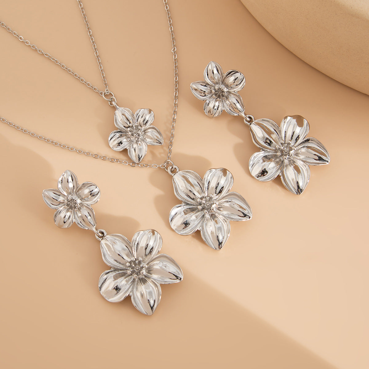 French double flower pendant necklace
