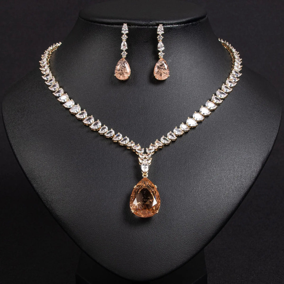 Parure collier et boucles d'oreilles goutte rubis luxe pour tenue de soirée