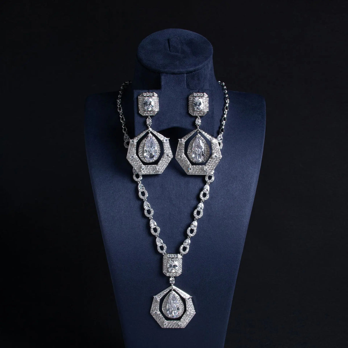 Parure de bijoux collier et boucles d'oreilles géométriques en cristal blanc de luxe