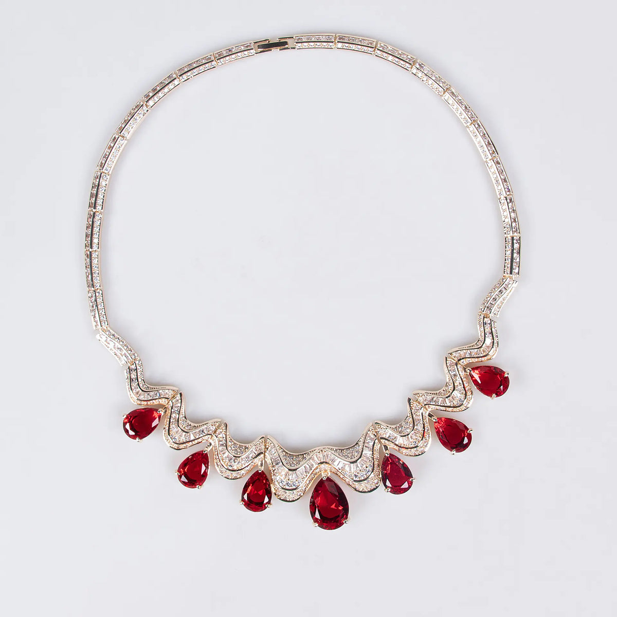 Parure de collier plastron élégante avec cristaux d'émeraude et vagues