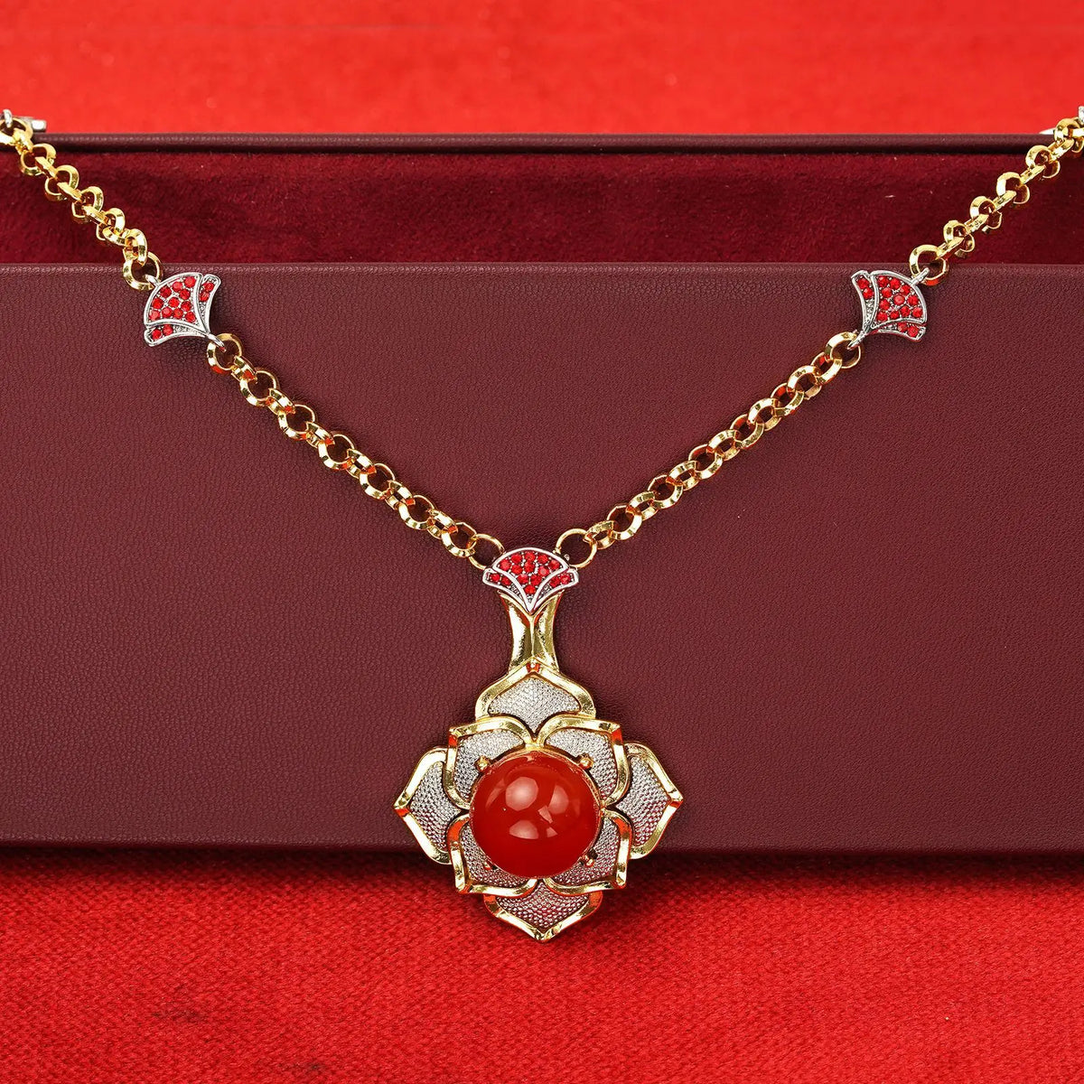 Parure de bijoux pour femme de luxe léger, motif camélia rouge médiéval, collier avec pendentif, boucles d'oreilles aiguilles tremella émail, style industriel lourd