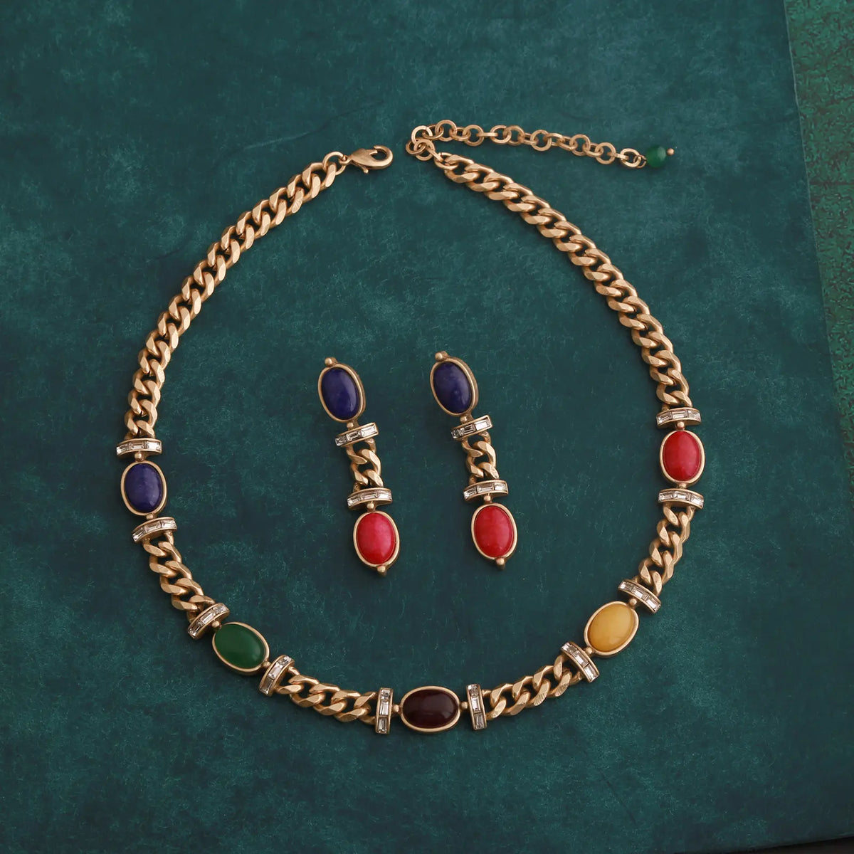 Parure de bijoux médiévaux en pierres précieuses de couleur