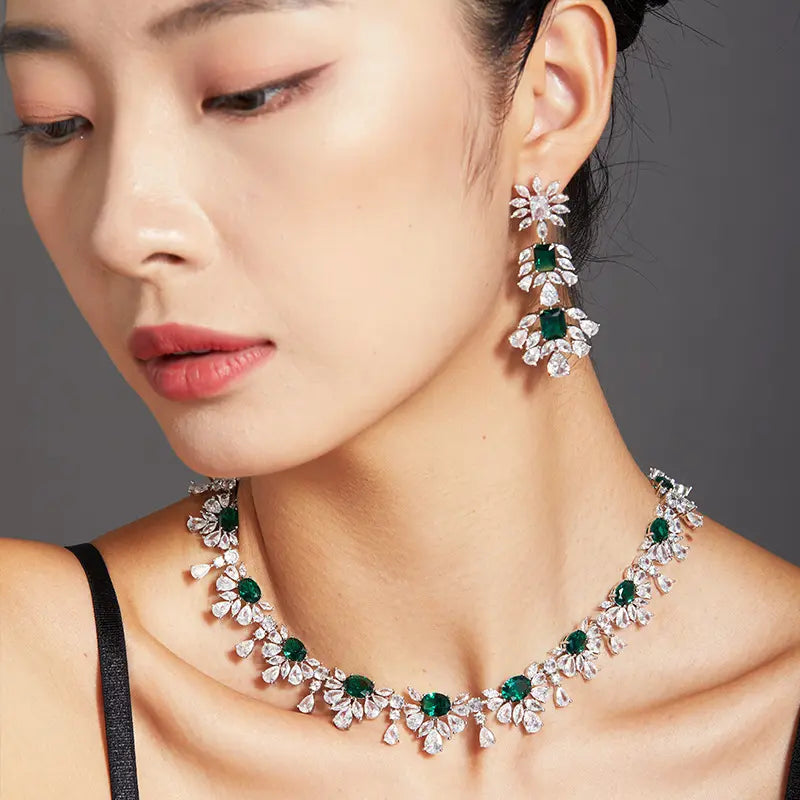 Collier en émail et pierres précieuses plaqué or