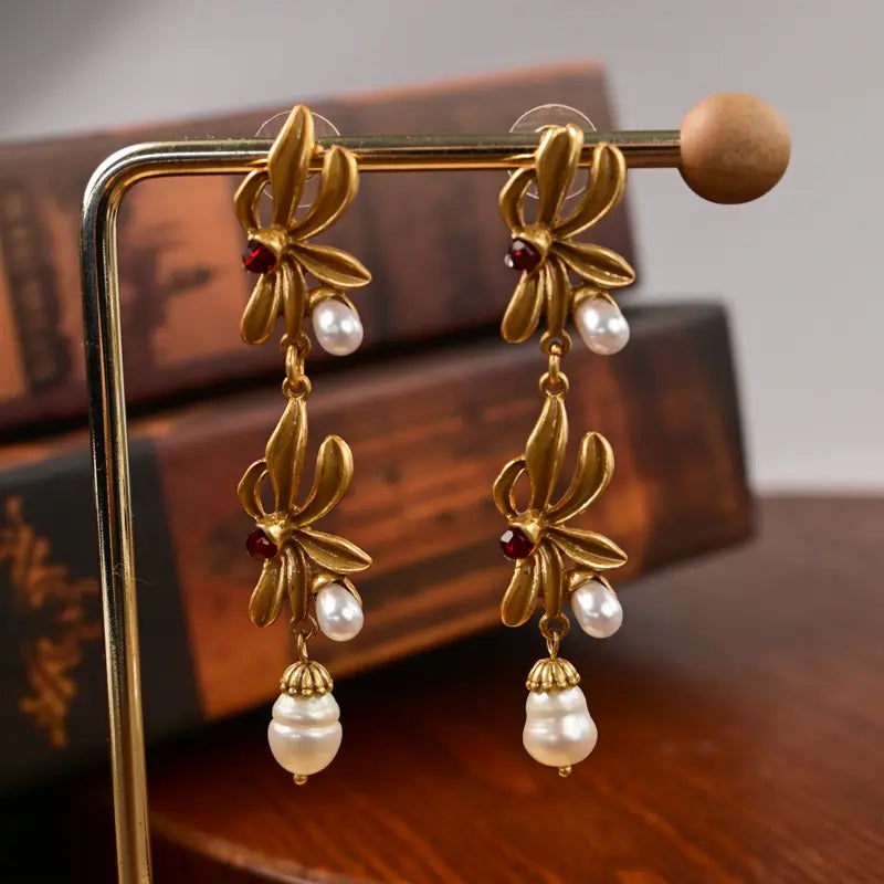 Nouvel ensemble de bijoux médiévaux dorés avec fleurs