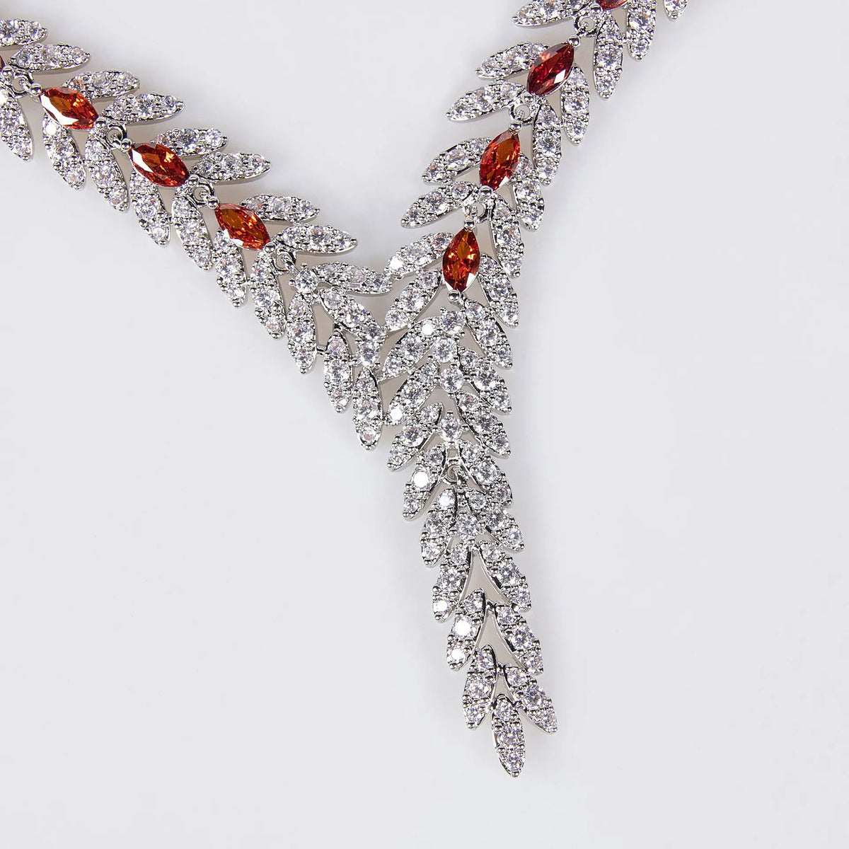 Parure de bijoux de luxe en cristal rouge feuille – Collier et boucles d'oreilles étincelants pour événements formels