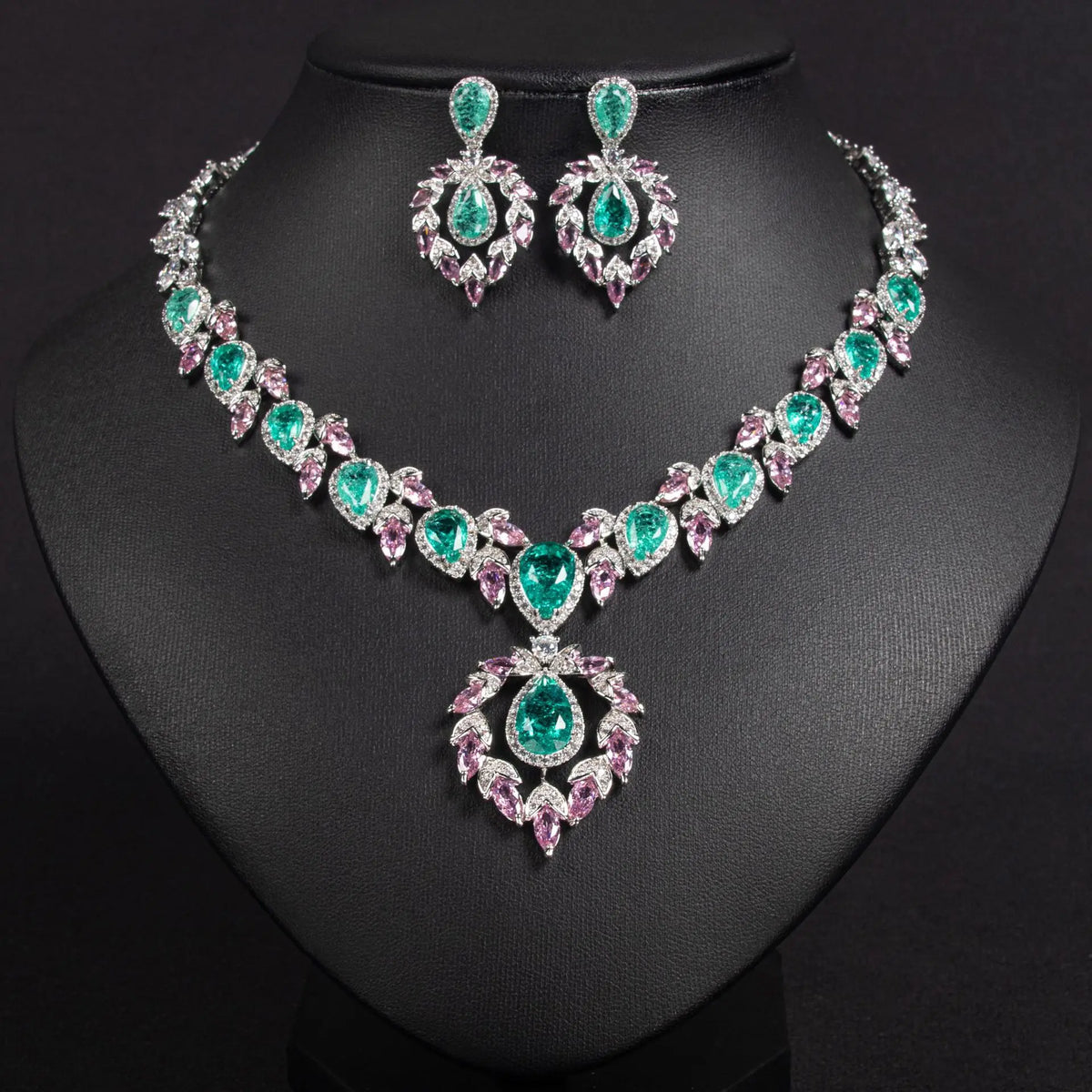 Parure de bijoux de luxe collier et boucles d'oreilles goutte émeraude