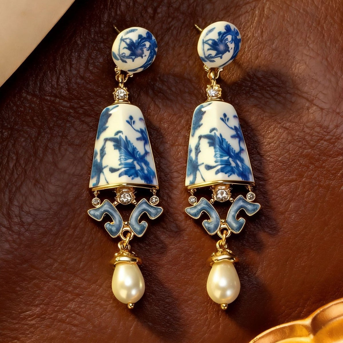 Boucles d'oreilles clous en porcelaine bleue et blanche classique, motif vase médiéval vintage