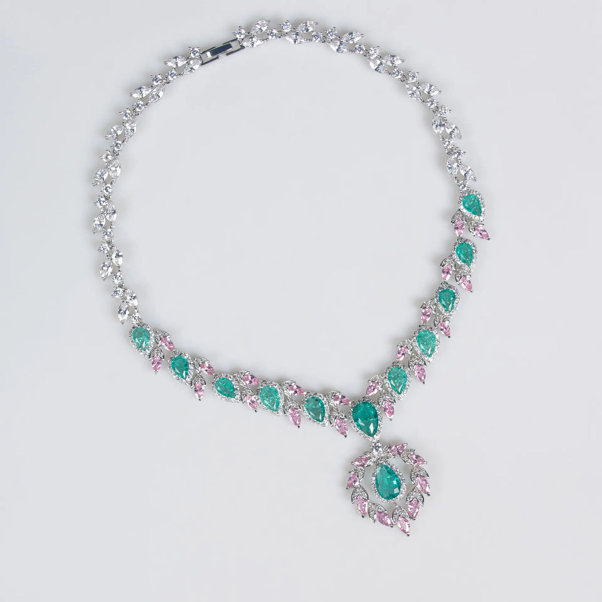 Parure de bijoux de luxe collier et boucles d'oreilles goutte émeraude