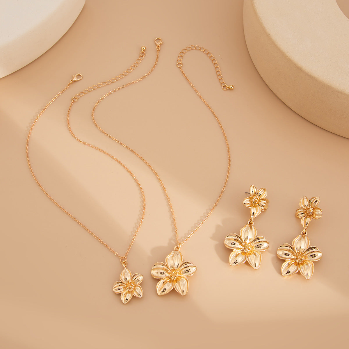 French double flower pendant necklace
