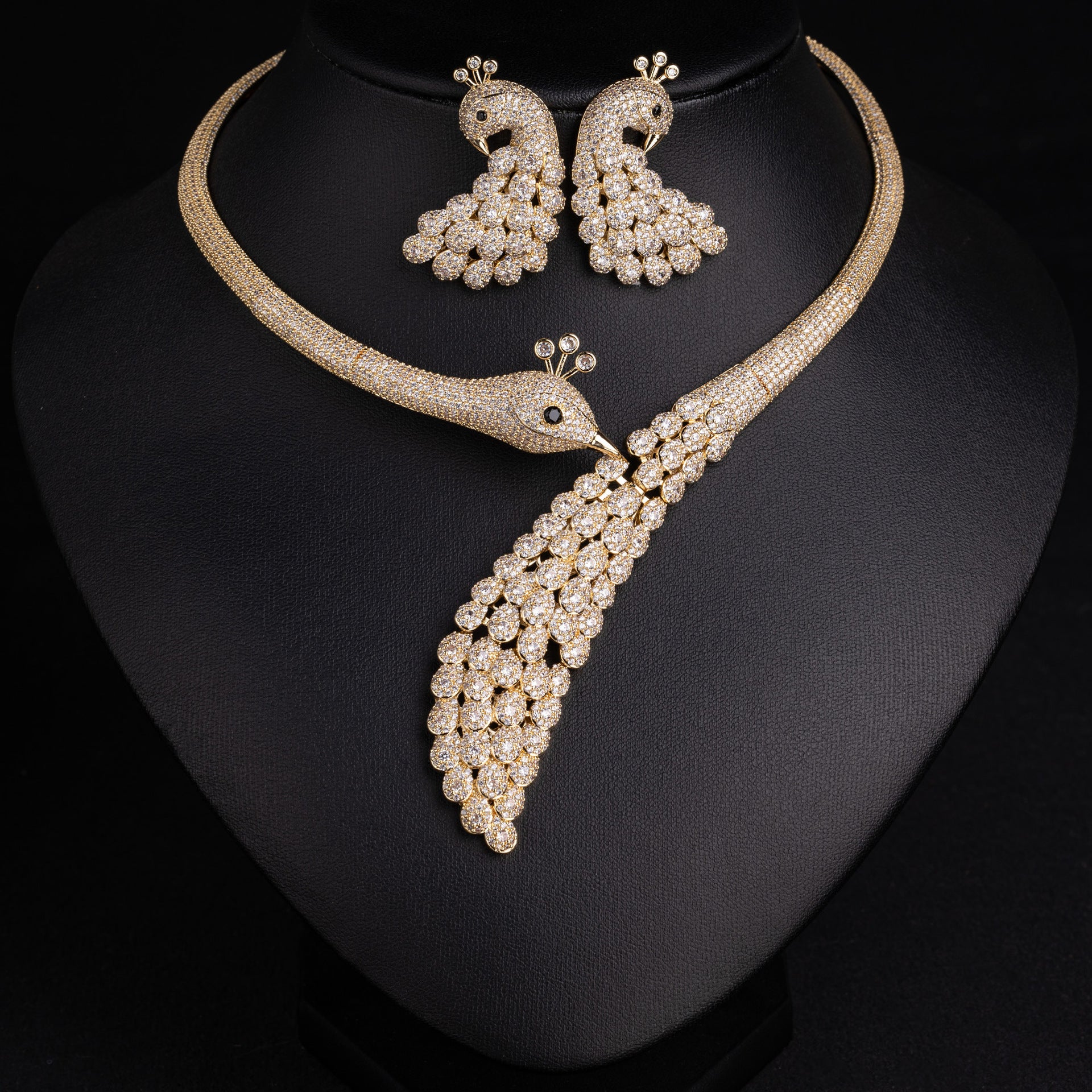 Parure Collier Boucles d'Oreilles Paon Entièrement Ornée de Diamants et Pierres Précieuses Colorées