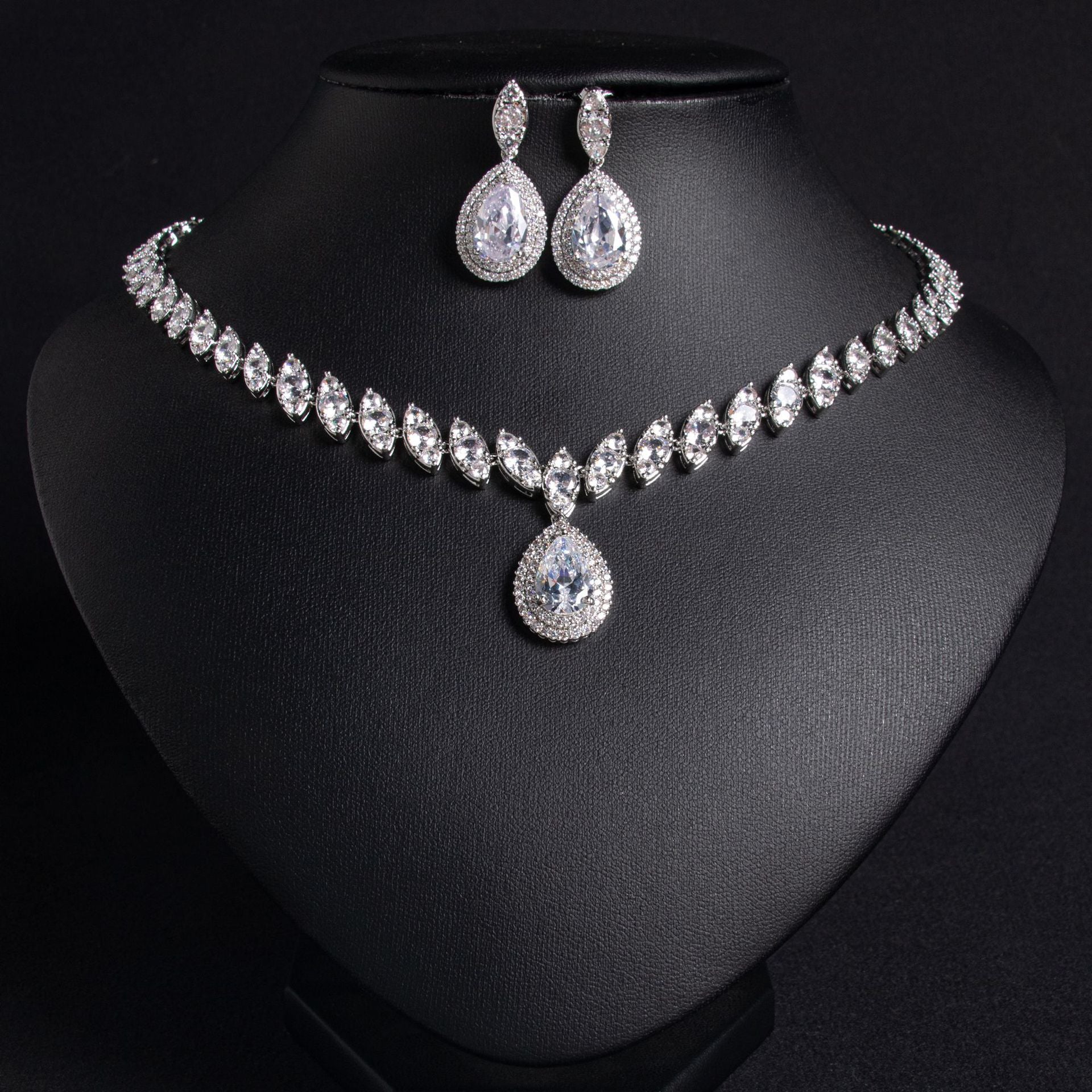 Luxury Red Crystal Teardrop Jewelry Set – Elegant Bridal Style