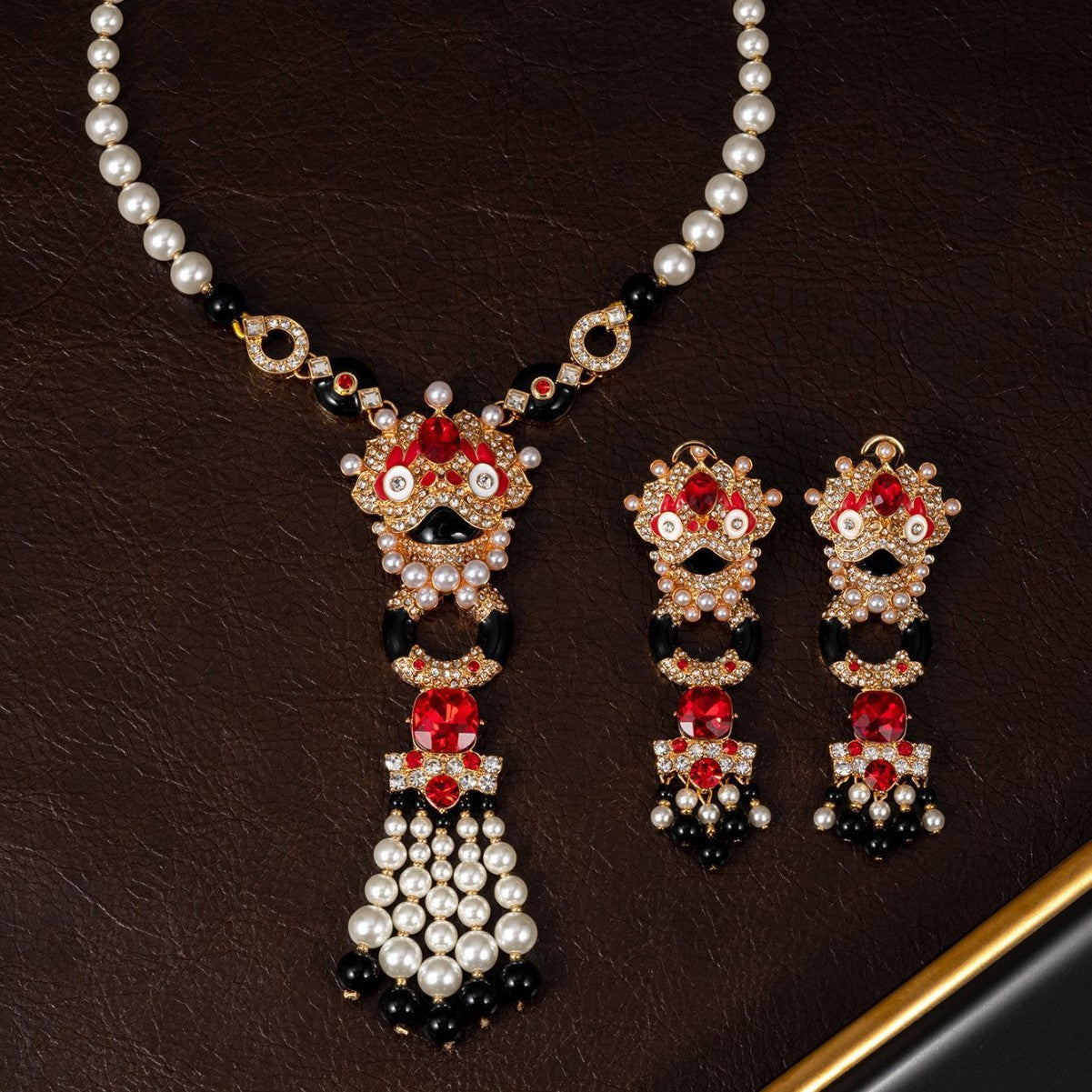 Vintage crystal diamond lion necklace