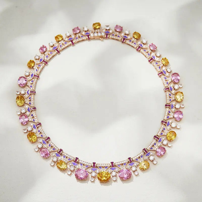 Collier en émail et pierres précieuses plaqué or