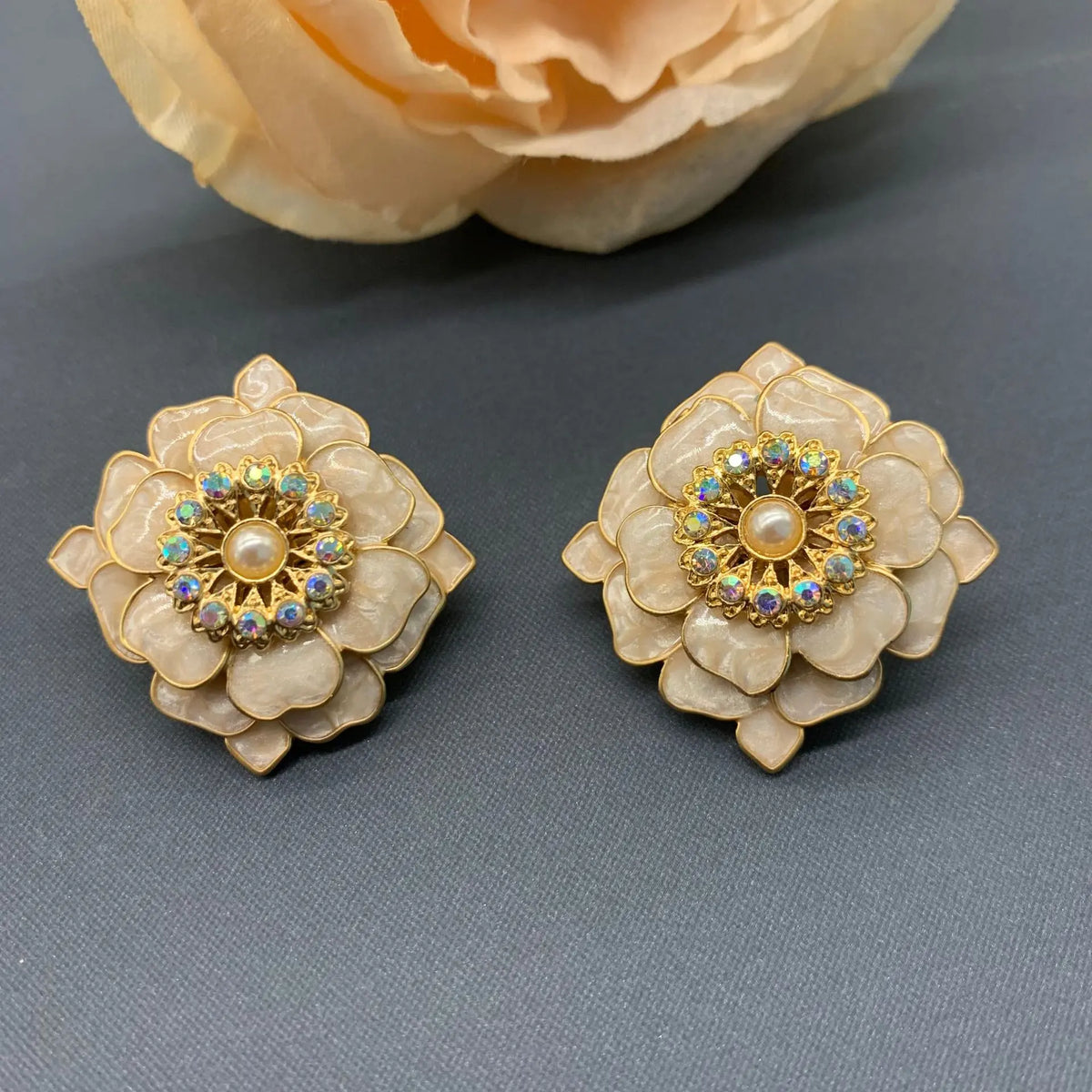 Boucles d'oreilles broche en forme de pétale tridimensionnel à trois couches en émail rétro de cour française