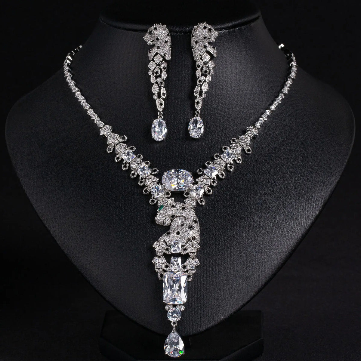 Parure de bijoux collier et boucles d'oreilles de luxe rubis royal