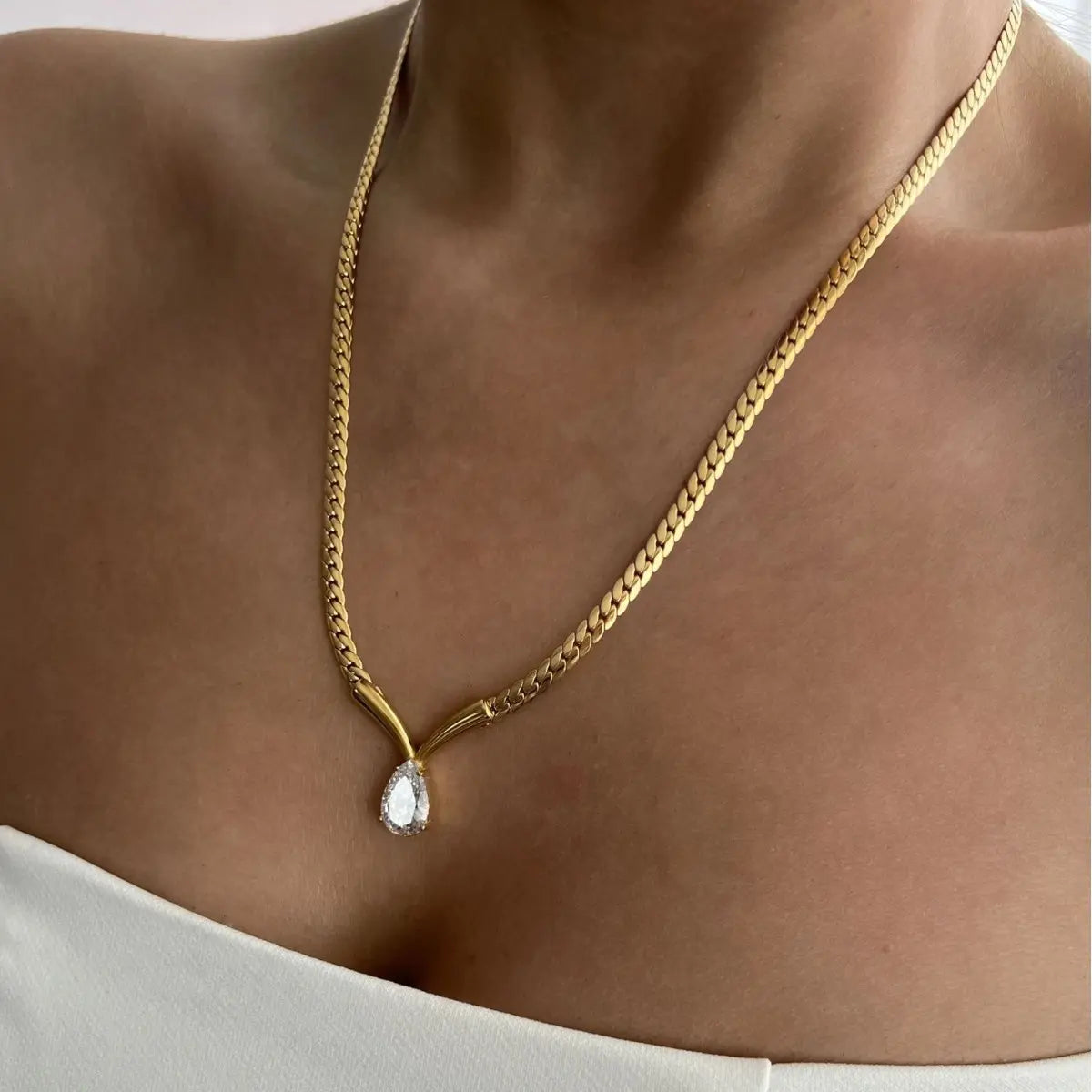 Collier en os de serpent avec zircon goutte d'eau