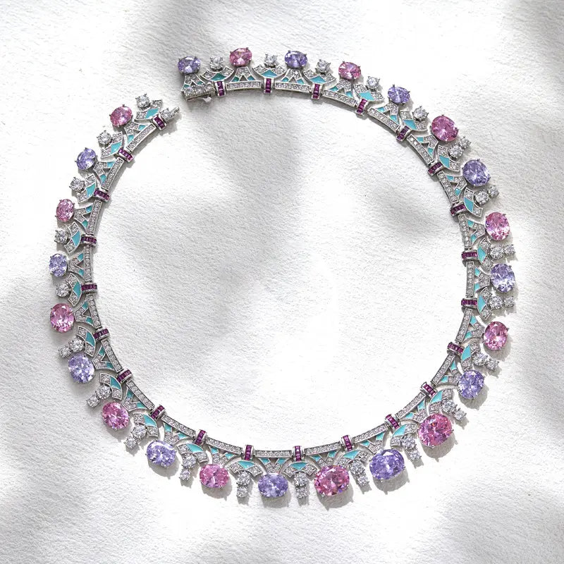 Collier en émail et pierres précieuses plaqué or