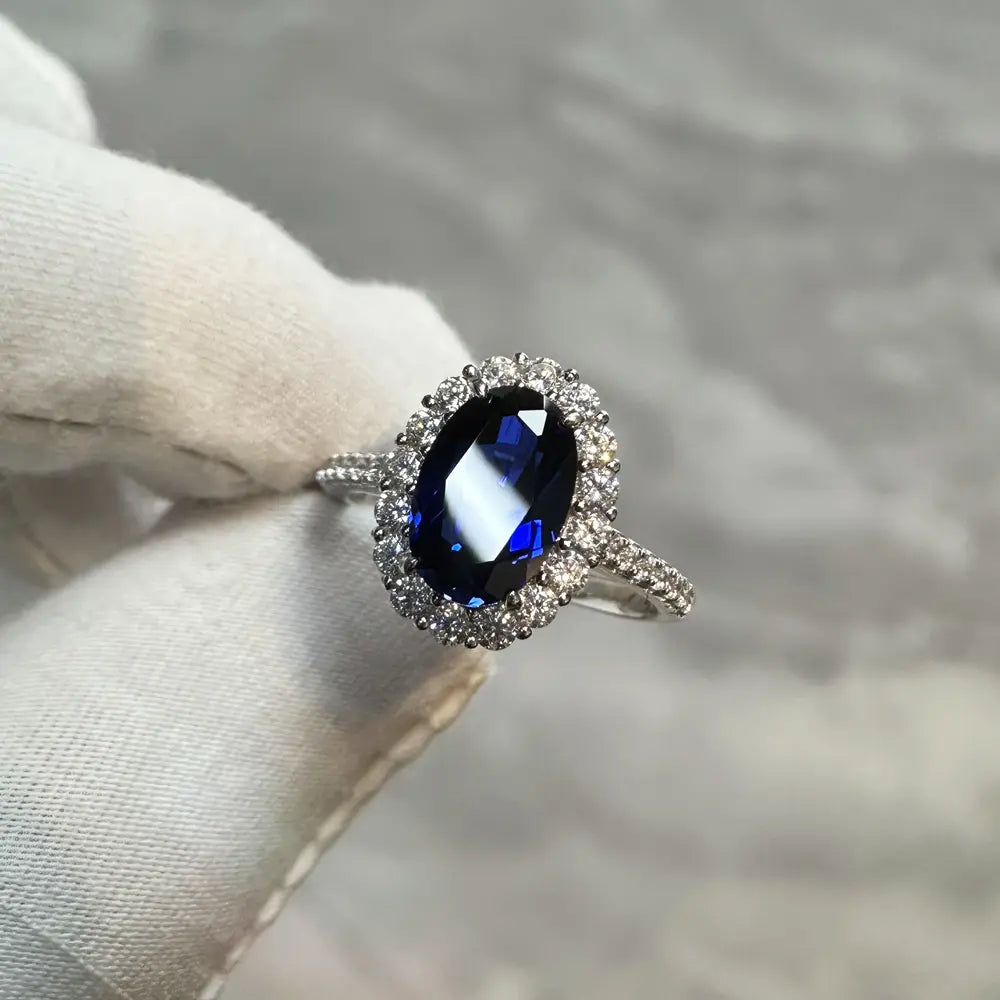 Bague de Fiançailles Ovale de Luxe Saphir Bleu Sertie d'un Halo