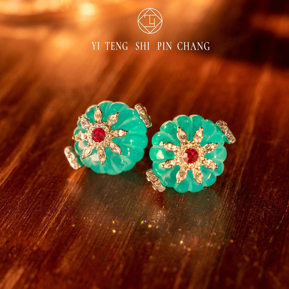 Ensemble trois pièces au design original, entièrement serti de diamants