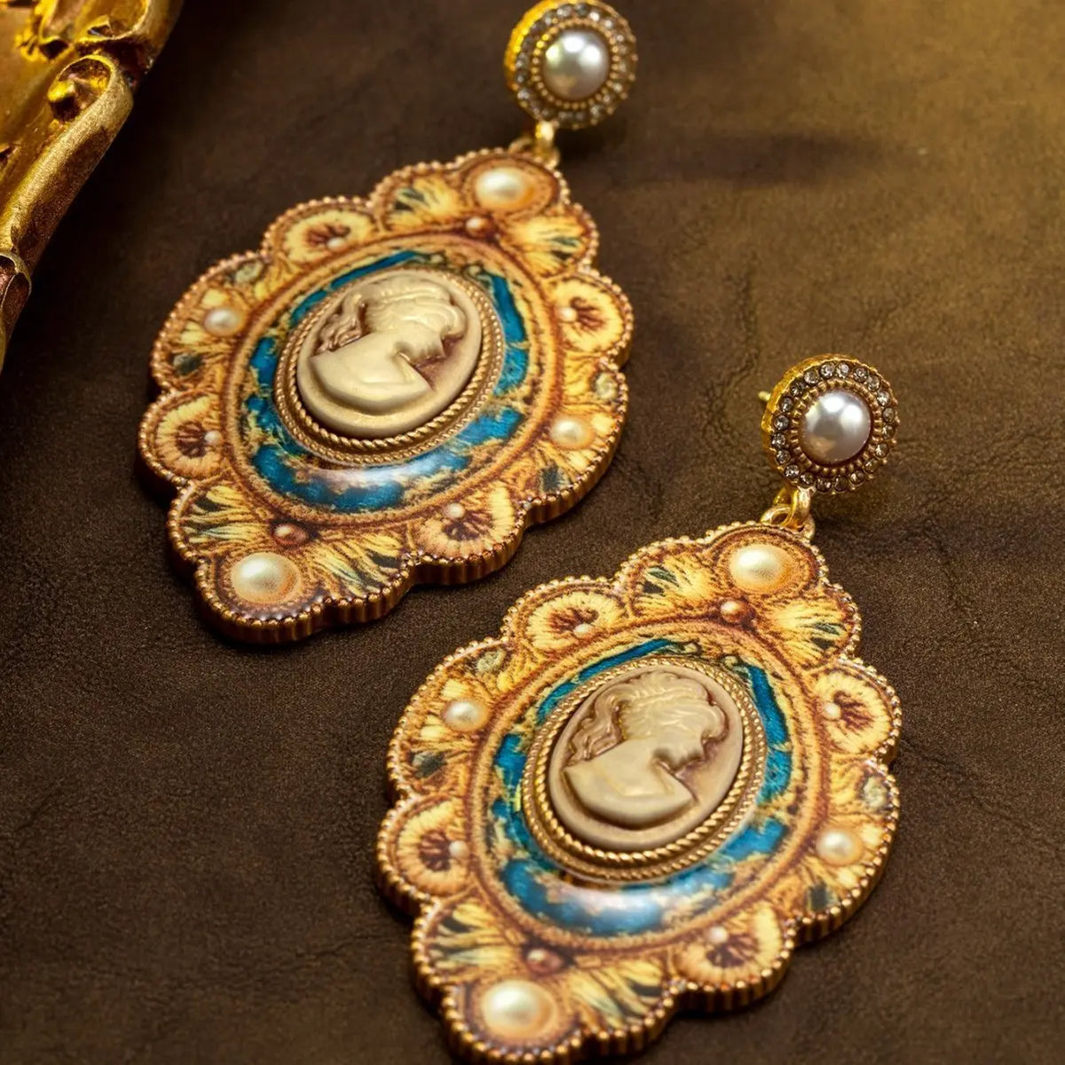 Boucles d'oreilles pendantes style baroque vintage en camée et perles pour femmes