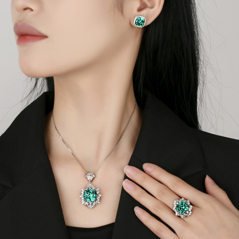 Parure de bijoux de luxe en cristal vert – Collier avec pendentif, bague et boucles d'oreilles clous pour femme