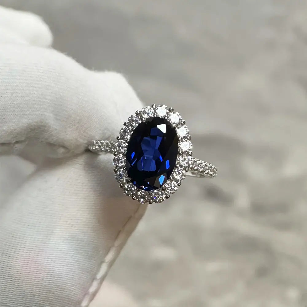 Bague de Fiançailles Ovale de Luxe Saphir Bleu Sertie d'un Halo