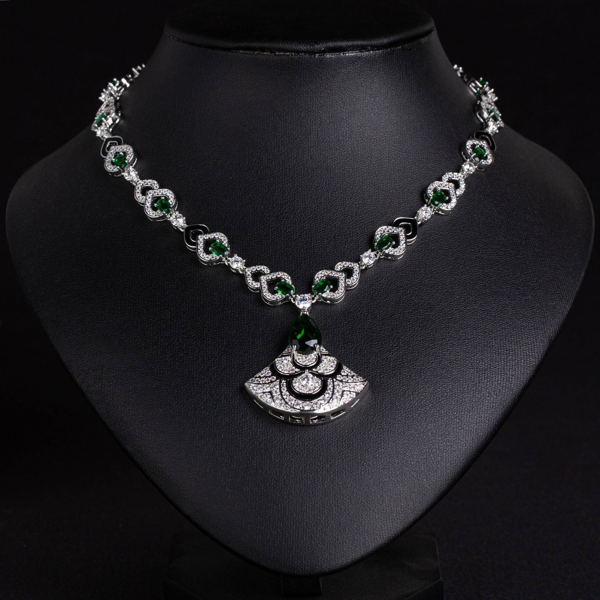 Nouveau collier éventail violet pour femme, chaîne de clavicule texturée, luxe industriel lourd