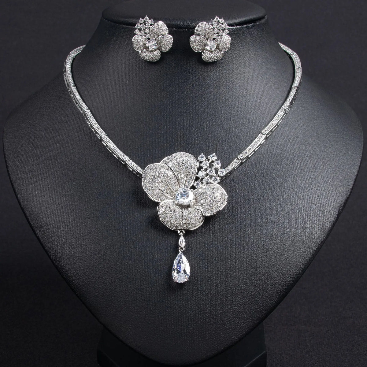 Parure Collier et Boucles d'Oreilles Fleur en Cristal et Or de Luxe