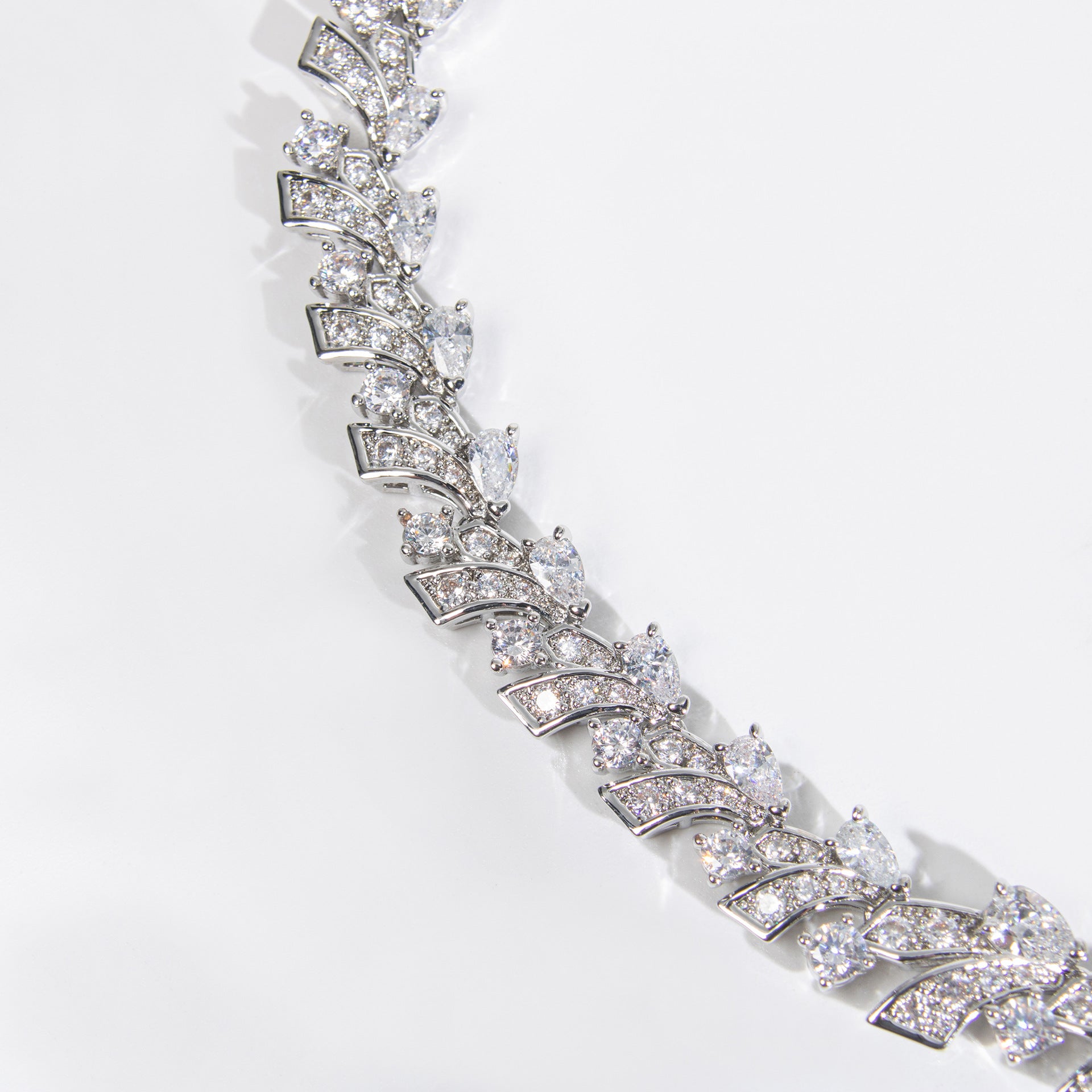 Ensemble collier et boucles d'oreilles en zircon goutte d'eau, style luxe léger