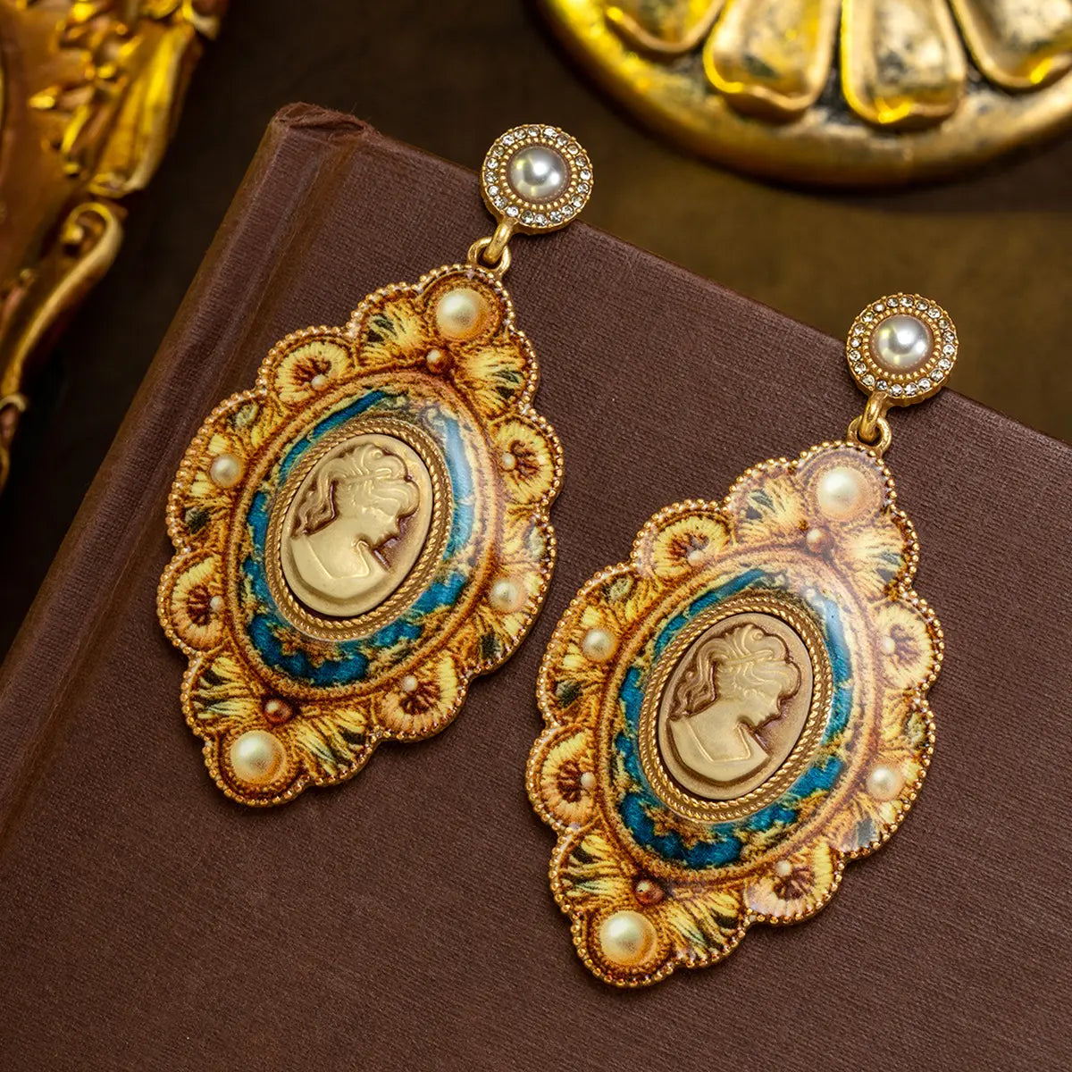 Boucles d'oreilles pendantes style baroque vintage en camée et perles pour femmes