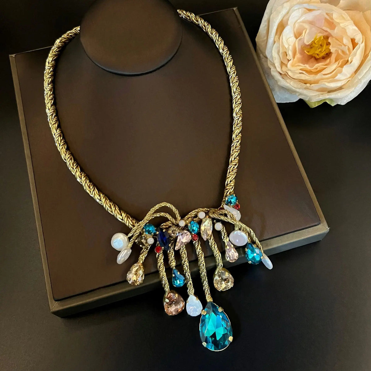 Ensemble collier médiéval et clous d'oreilles en zircon taillé personnalisé