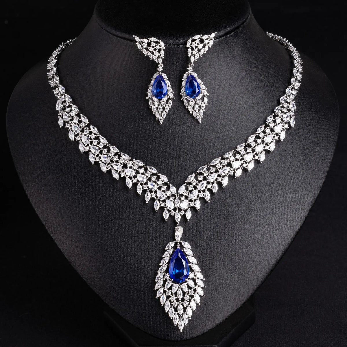 Parure boucles d'oreilles et collier ailes en zircon de luxe