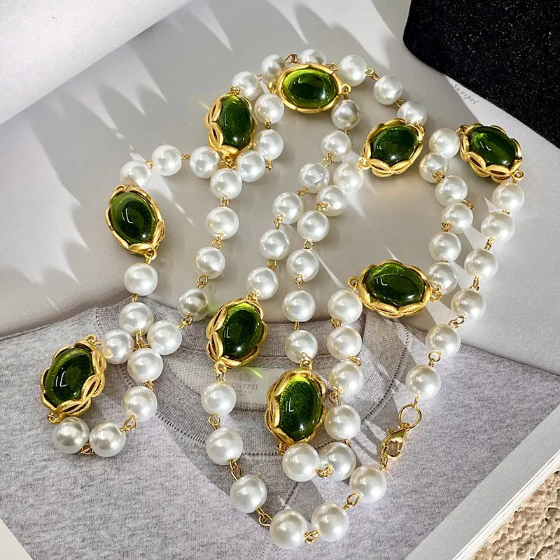 Collier de perles émaillées vert vintage