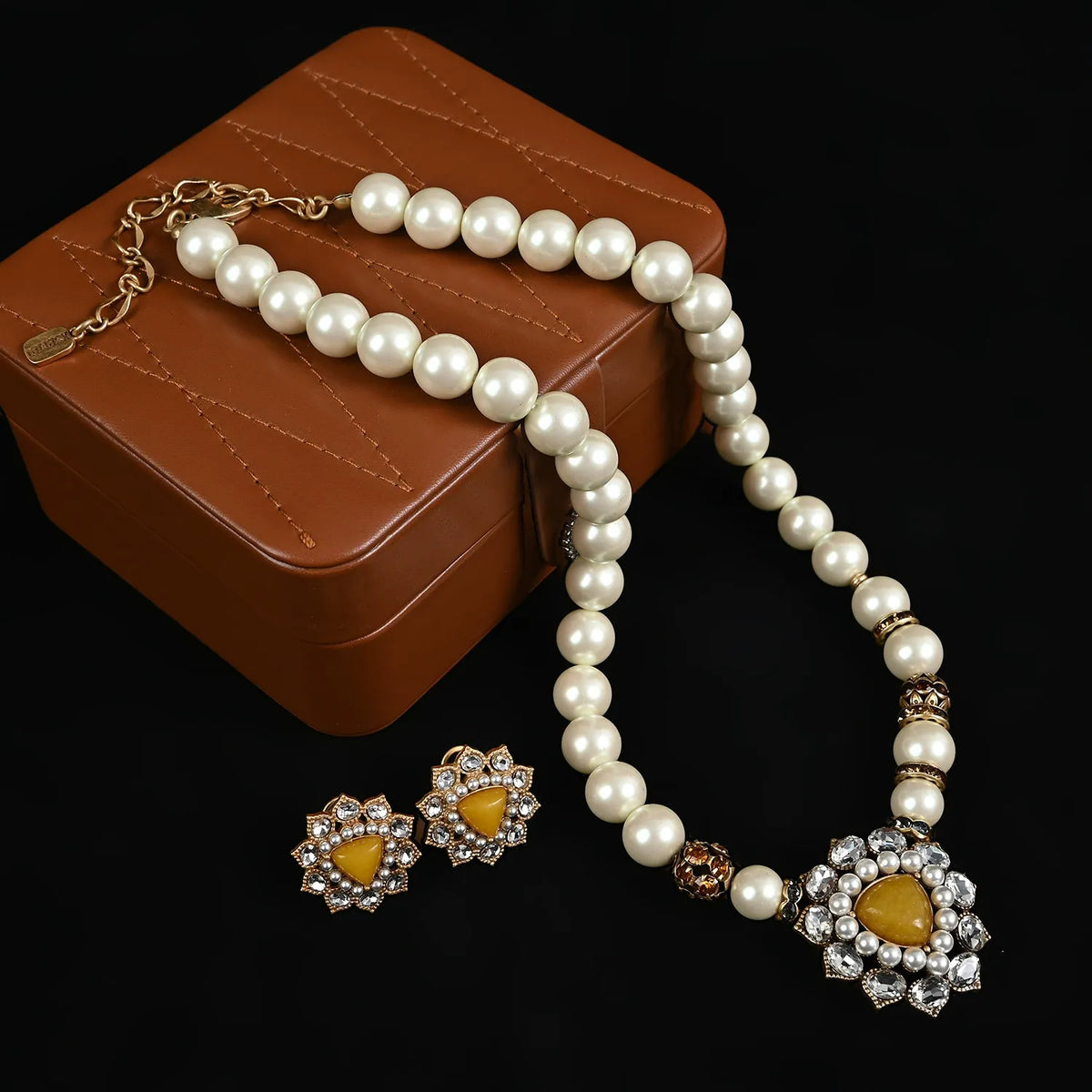 Parure collier et boucles d'oreilles élégante en perles avec pendentif vintage