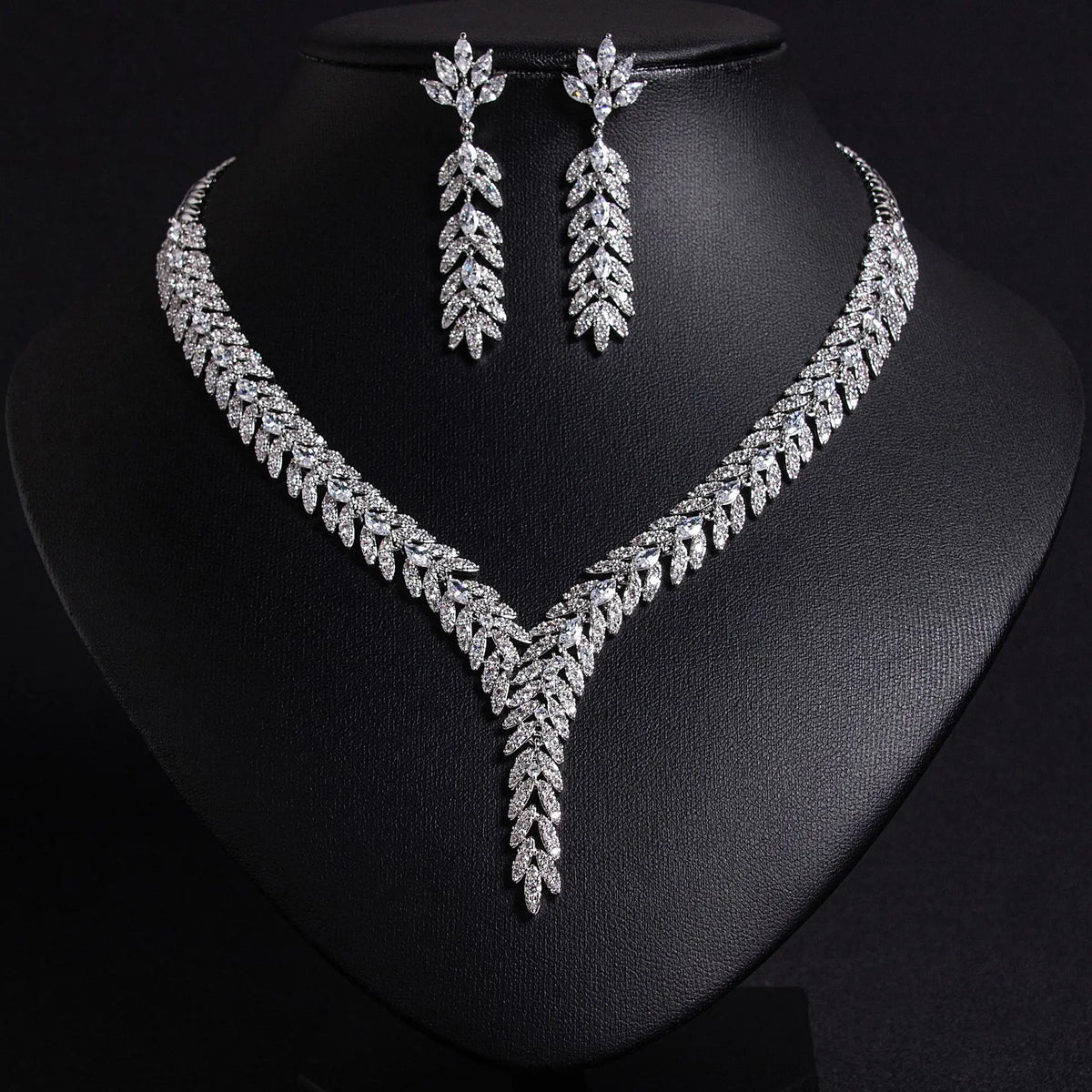 Parure de bijoux de luxe en cristal rouge feuille – Collier et boucles d'oreilles étincelants pour événements formels
