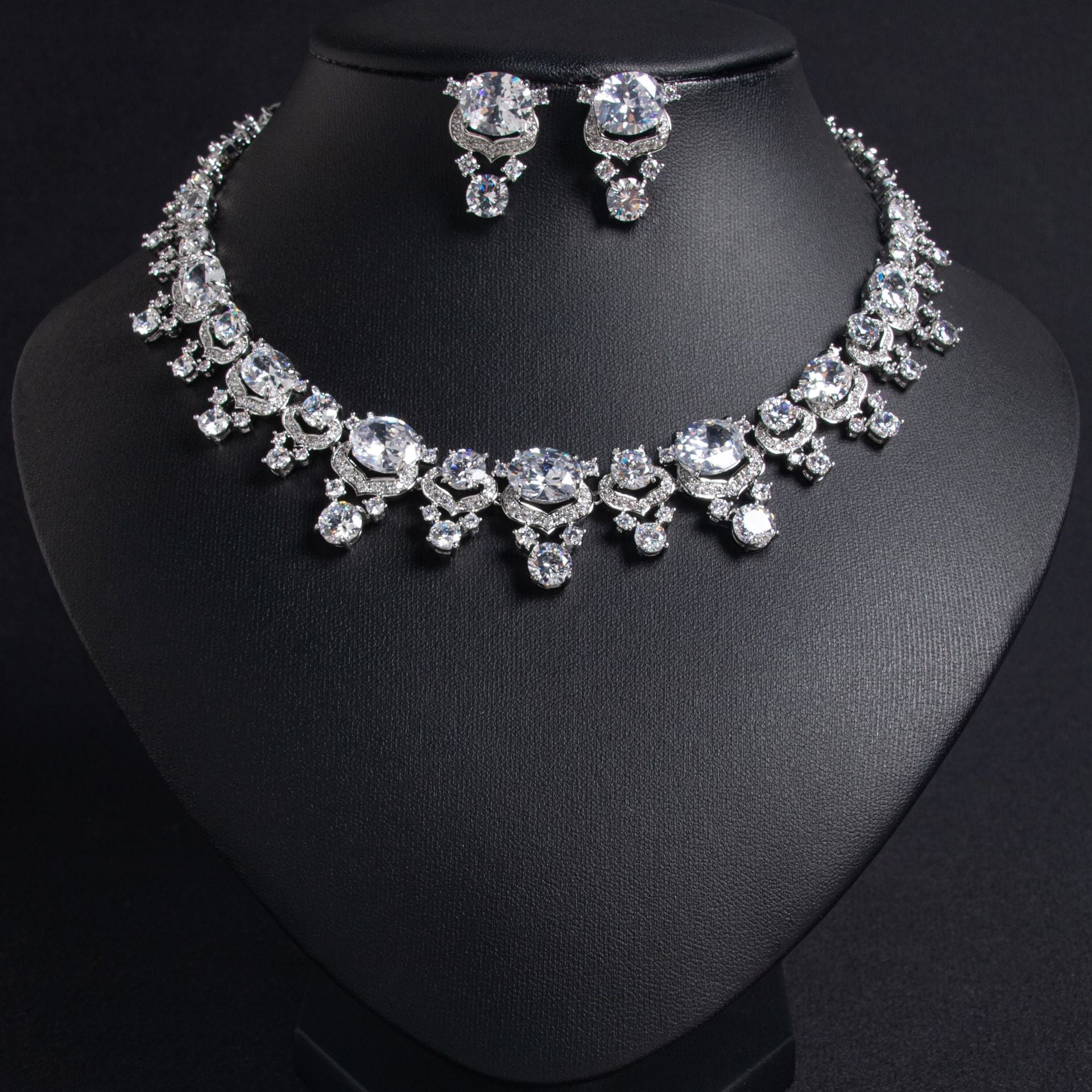 Parure collier et boucles d'oreilles de luxe en cristal vert émeraude et rouge rubis
