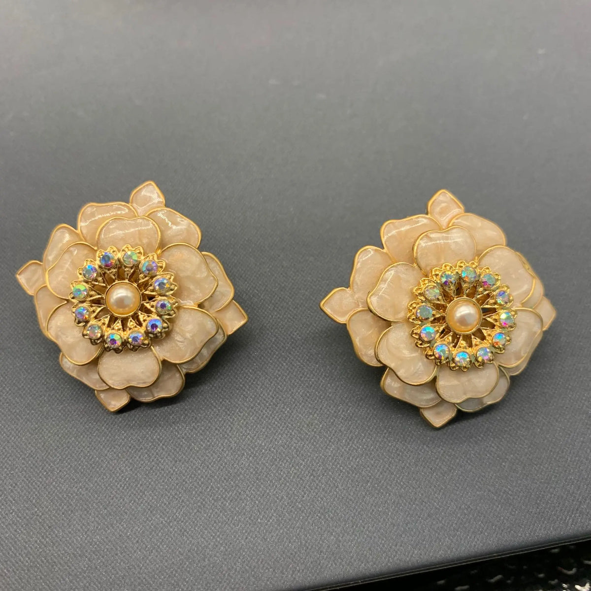 Boucles d'oreilles broche en forme de pétale tridimensionnel à trois couches en émail rétro de cour française