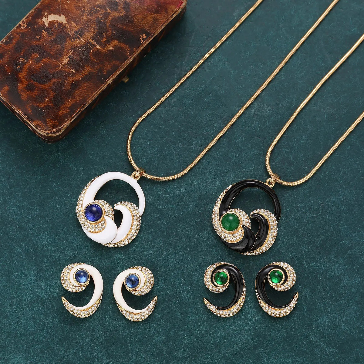 Ensemble collier et boucles d'oreilles clous en pierres précieuses de luxe léger de niche