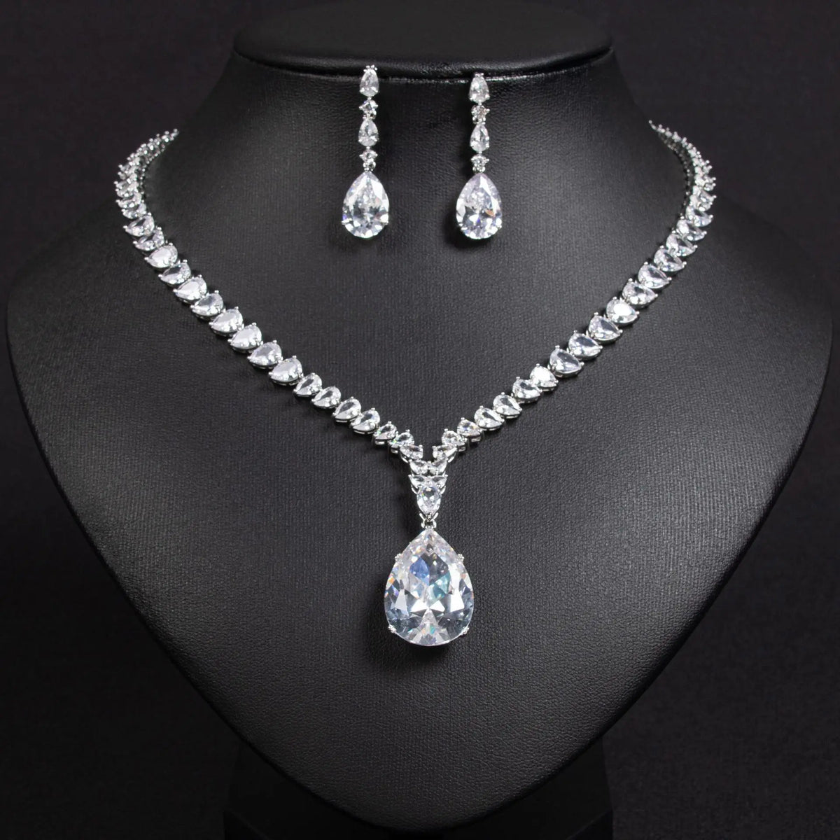 Parure collier et boucles d'oreilles goutte rubis luxe pour tenue de soirée